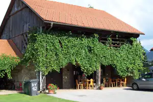 Camp Dolina - Hauptgebäude vom Campingplatz mit begrünter Terrasse