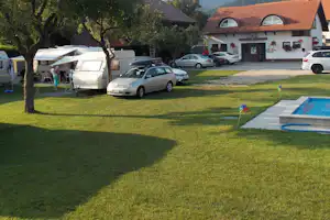 Camp Dolina - Stellplatz vom Campingplatz am Pool im Grünen