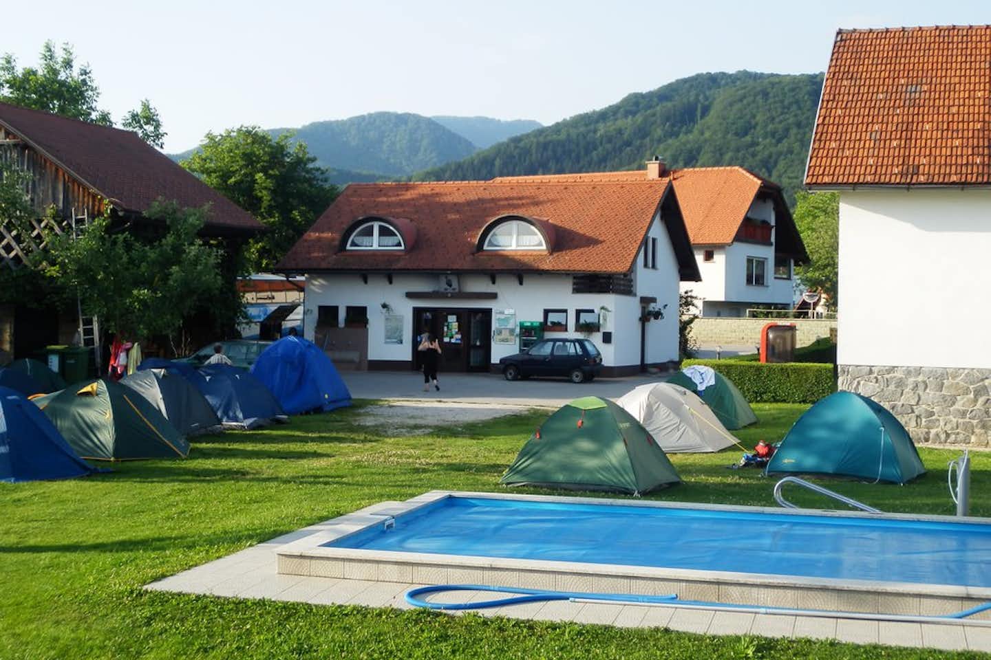 Camp Dolina  - Zeltplatz auf grüner Wiese am Pool vom Campingplatz