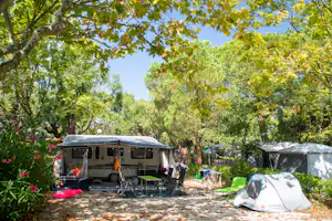 Camp du Domaine - Stellplätze im Schatten der Bäume