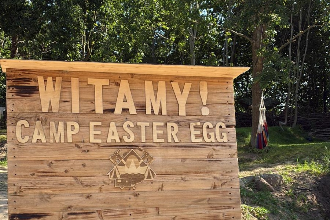 Camp Easter Egg - Eingangsschild des Campingplatzes