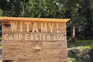 Camp Easter Egg - Eingangsschild des Campingplatzes