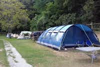 Camp Etno Kuća Pod Okićem - Campingbereich für Zeltplatz unter Bäumen