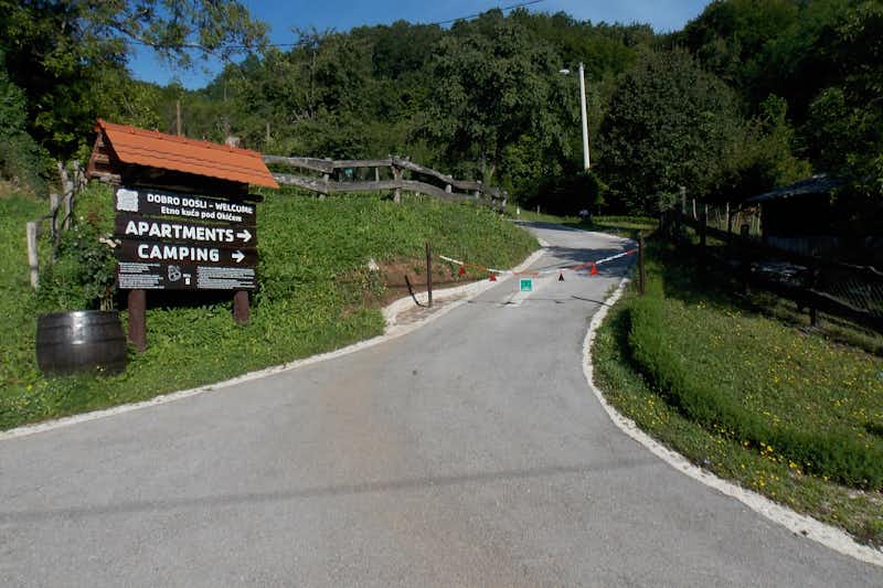 Camp Etno Kuća Pod Okićem - Eingang zum Campingplatz