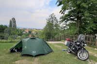 Camp Etno Kuća Pod Okićem - Zelt und Motorrad auf dem Campingplatz