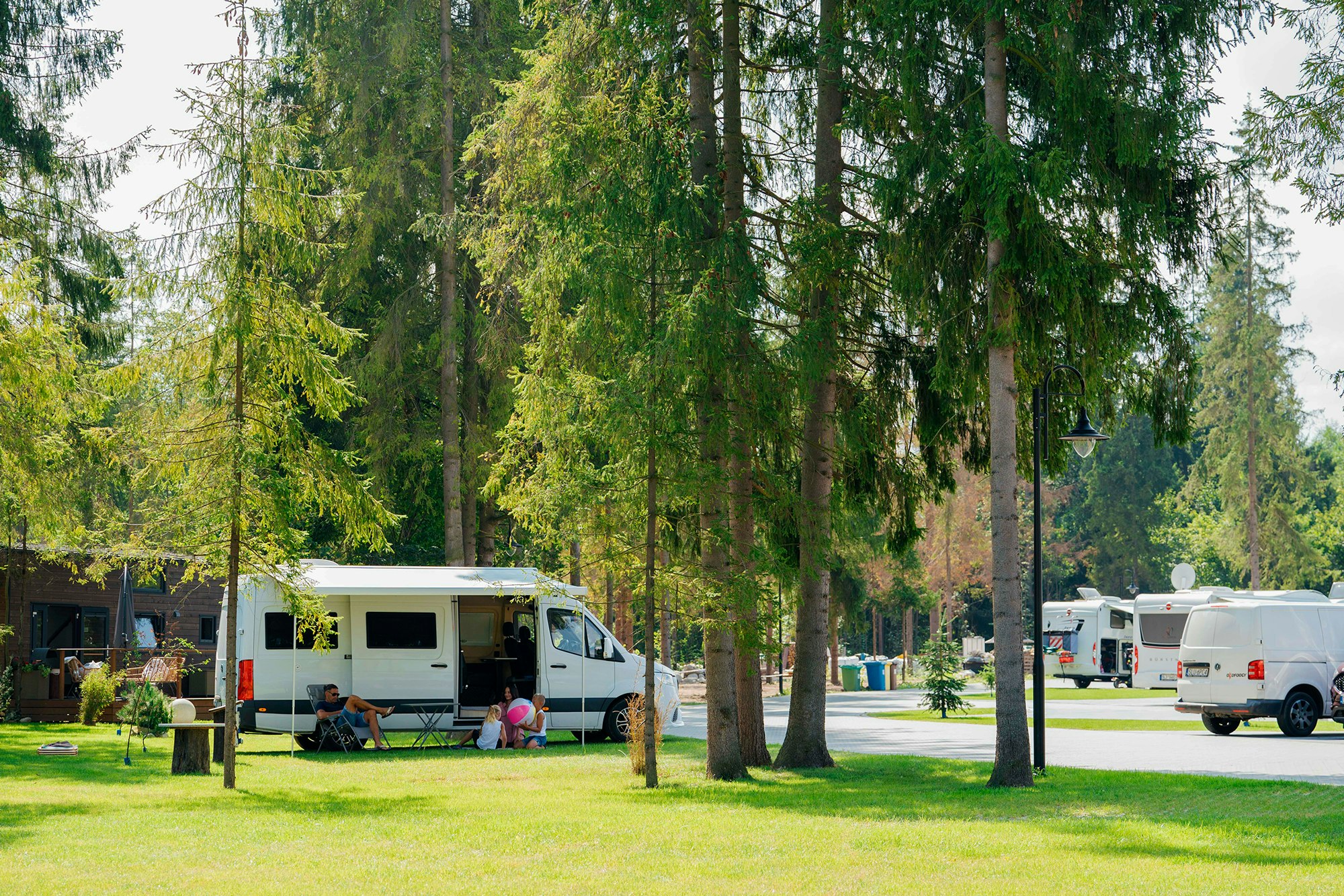 Camp Gorący Potok - Standplätze zwischen den Bäumen auf dem Campingplatz