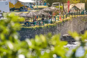 Camp Grebišće - Camper auf der Terrasse vom Stellplatz auf dem Campingplatz mit Massage Angebot