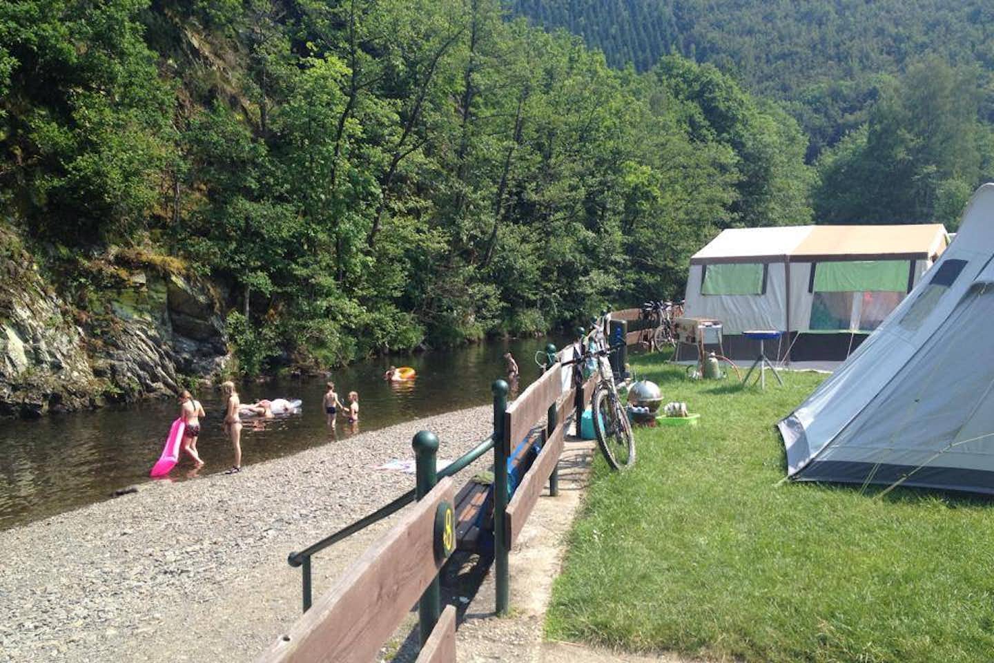 Camp Hammer - Stellplätze direkt an der Rur auf dem Campingplatz am Nationalpark Eifel