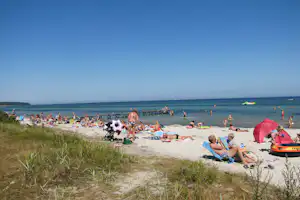 Camp Hverringe - Der Strand und das Meer mit Badegästen