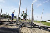 Camp Hverringe - Kinder spielen auf den Klettergeräten des Spielplatzes