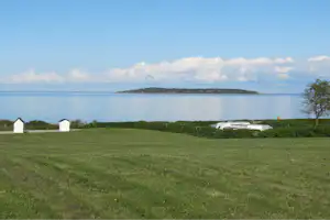 Camp Hverringe - Wiese des Campingplatzes mit Blick auf das Meer