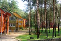 Camp Šilaičiai - Sommerhäuser des Campingplatzes zwischen Bäumen
