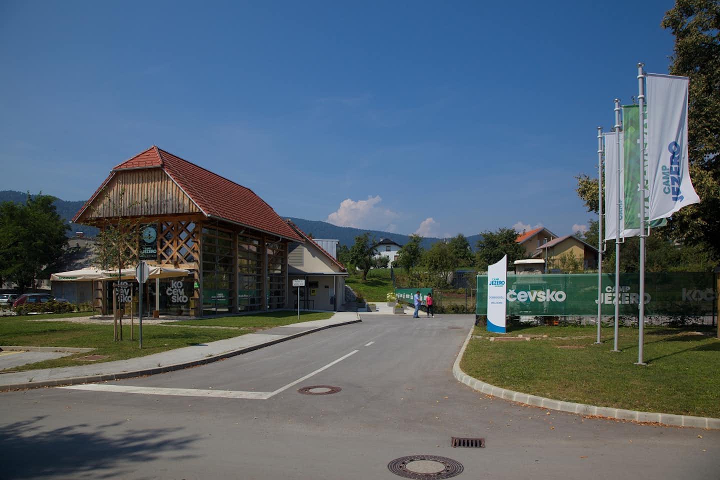 Camp Jezero Kocevsko - Eingang des Campingplatzes