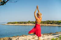 Camp Kargita  -  Camper beim Yoga am Strand vom Campingplatz am Mittelmeer