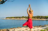 Camp Kargita  -  Camper beim Yoga am Strand vom Campingplatz am Mittelmeer