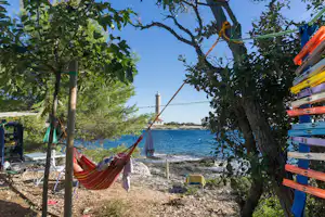 Camp Kargita - Camper in Hängematte am Strand vom Campingplatz