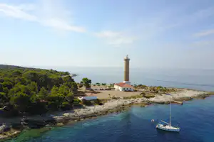 Camp Kargita - Blick vom Campingplatz auf einen Leuchtturm am Mittelmeer
