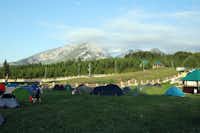 Camp Kod Boce  - Zeltwiese mit Blick auf die Berge