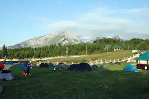 Camp Kod Boce - Zeltwiese mit Blick auf die Berge
