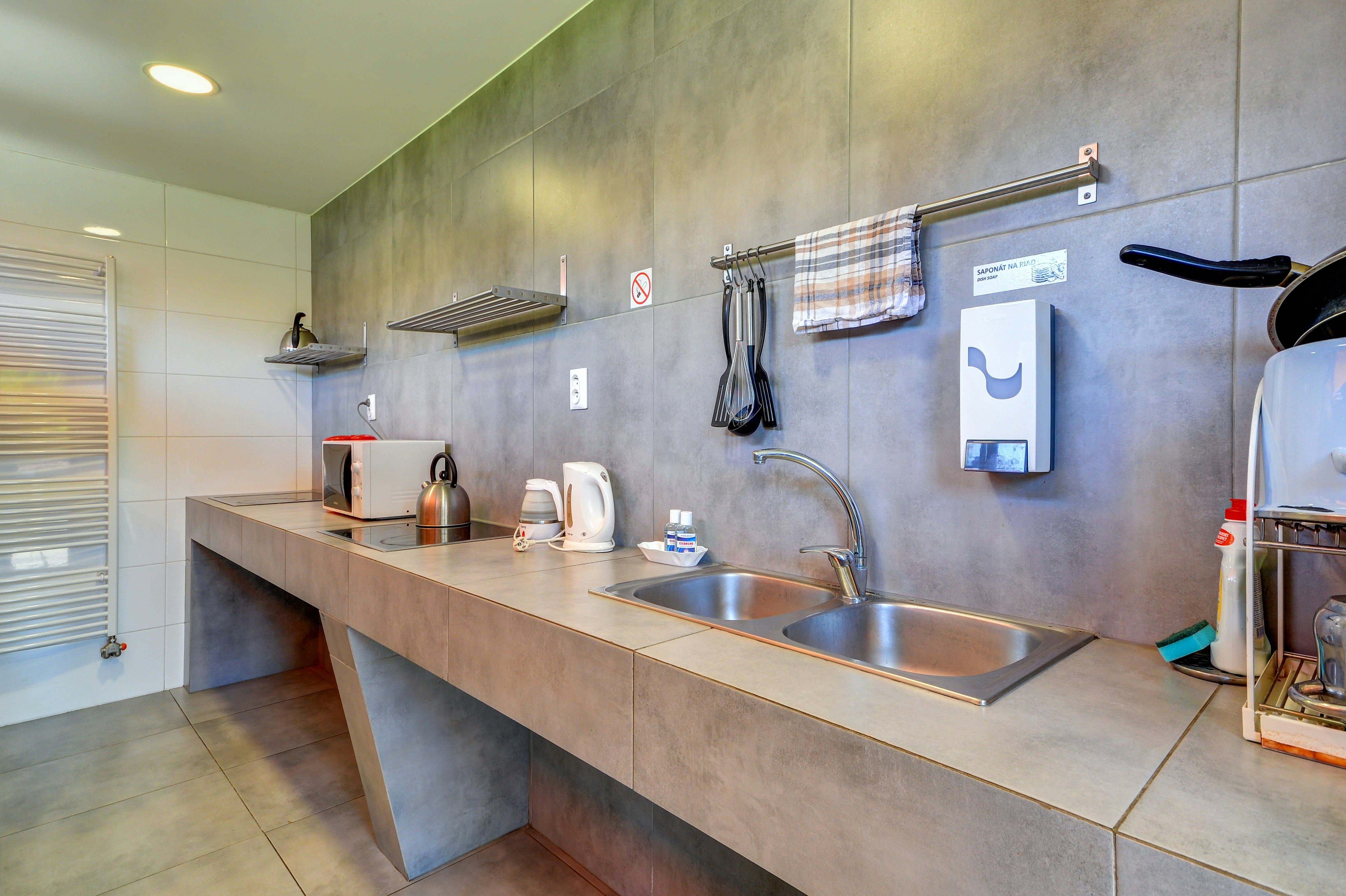 Route E-58 Camp Košice - Gemeinschaftsküche mit Kochplatte und Geschirrspülbecken auf dem Campingplatz