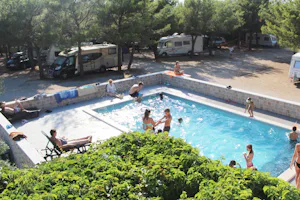 Camp Krka - Campingplatz mit Pool und Liegestühlen