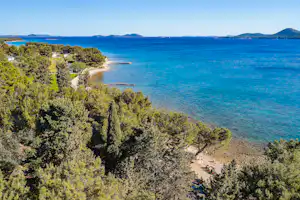 Camp Ljutić - Blick auf den Campingplatz am Strand