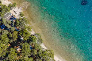 Camp Ljutić - Luftaufnahme des Strandes am Campingplatz
