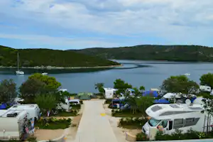 Camp Mandarino - Strasse auf dem Campingplatz mit Stellplätzen an den Seiten