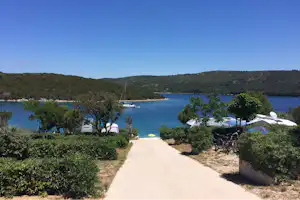 Camp Mandarino - Strasse zur Bucht des Mittelmeeres mit Stellplätzen am Rand