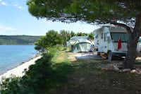Camp Mandarino - Wohnmobil auf einem Stellplatz am Ufer des Mittelmeeres