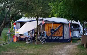 Camp Matea - Stellplatz mit Wohnwagen auf dem Campingplatz