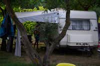 Camp Matea - Wohnwagen im Schatten der Bäume auf dem Campingplatz