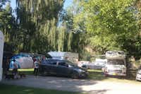 Camp Matyas - Wohnmobil- und  Wohnwagenstellplätze im Schatten der Bäume auf dem Campingplatz