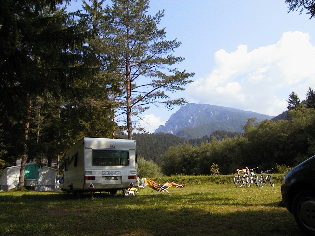 Camp Šmica -  schattiger Wohnmobilstellplatz mit Blick auf die Berge