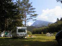 Camp Šmica -  schattiger Wohnmobilstellplatz mit Blick auf die Berge