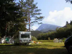 Camp Šmica - schattiger Wohnmobilstellplatz mit Blick auf die Berge