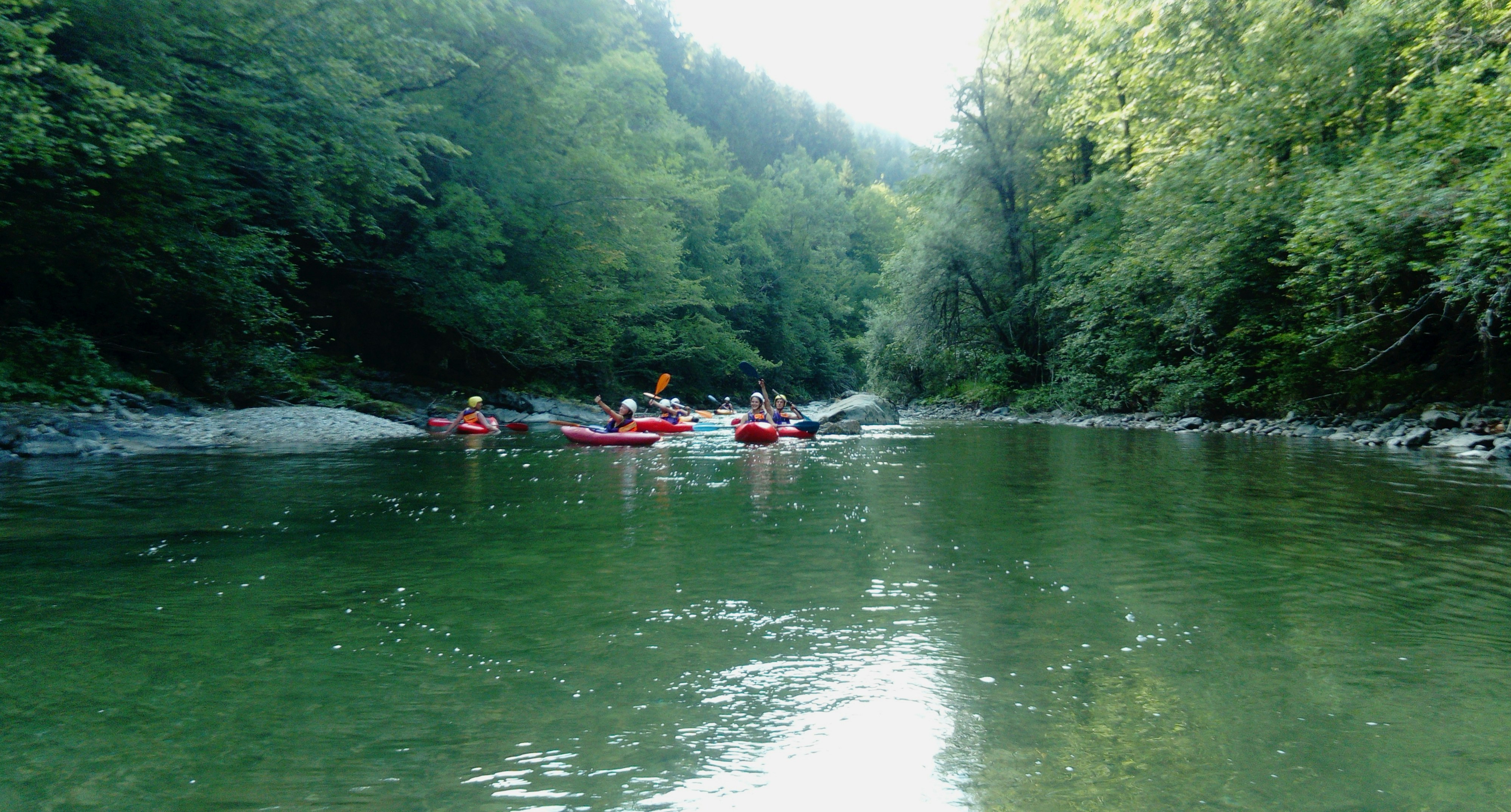 Camp Šmica - Kajak fahrende Gäste auf dem Fluss Savinja