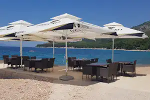 Camp Milo Moje - Terrasse des Campingplatzes mit Meerblick