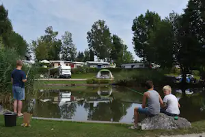 Camp MondSeeLand - Amgeln am Teich auf dem Campingplatz