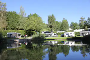 Camp MondSeeLand - Stellplätze am Teich auf dem Campingplatz
