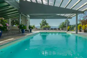 Camp MondSeeLand - Überdachter Pool mit Sitzlounge auf dem Campingplatz