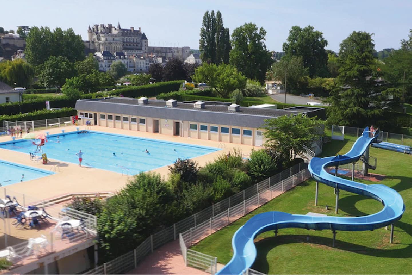 Camp Municipal l'Île d'Or  -  Campingplatz mit Pool, Wasserrutsche und Blick auf die Stadt Amboise