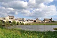 Camp Municipal l'Île d'Or  - Blick vom Campingplatz auf den Fluss Loire und die Stadt Amboise