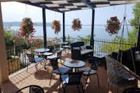 Camp Odmoree  -  Restaurant vom Campingplatz mit Terrasse und mit Blick auf das Meer