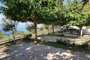 Camp Odmoree - Stellplatz vom Campingplatz zwischen Bäumen und Meerblick