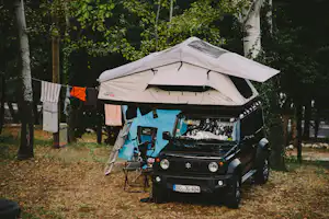 Opatija Camping - Blick auf einen Stellplatz zwischen den Bäumen