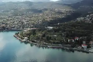 Opatija Camping - Luftaufnahme des Campingplatzes am Wasser