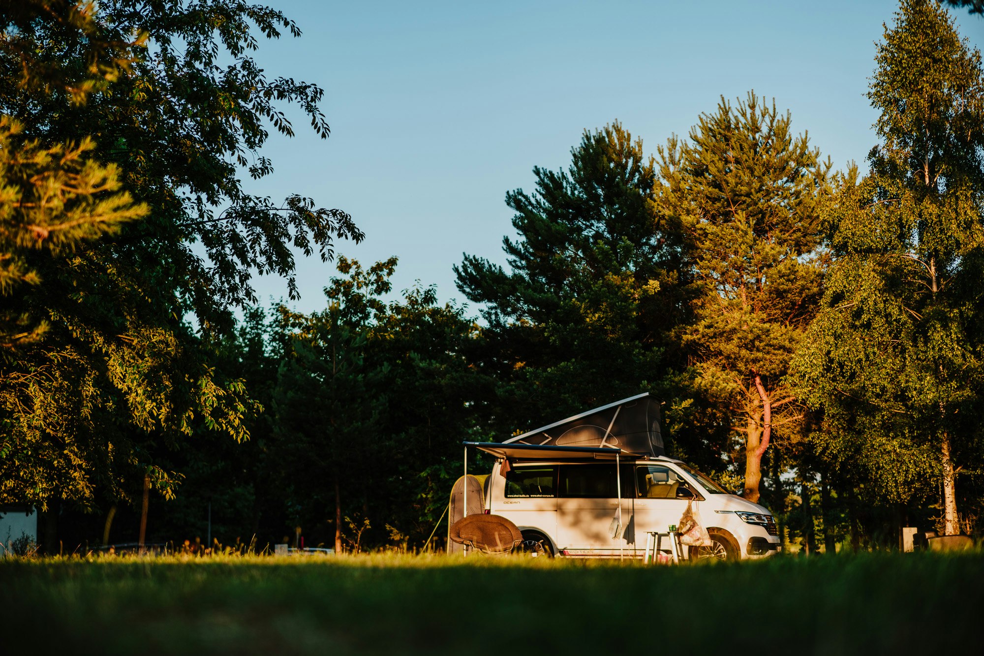 Camp Pälitzsee - Blick auf einen Standplatz am Abend