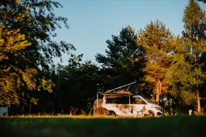 Camp Pälitzsee - Blick auf einen Standplatz am Abend