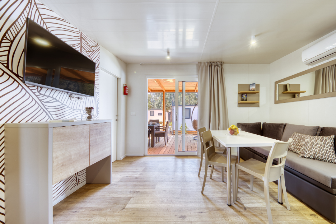 Camp Park Soline  - Innenansicht eines Mobilheims mit Wohnzimmer und Terrasse